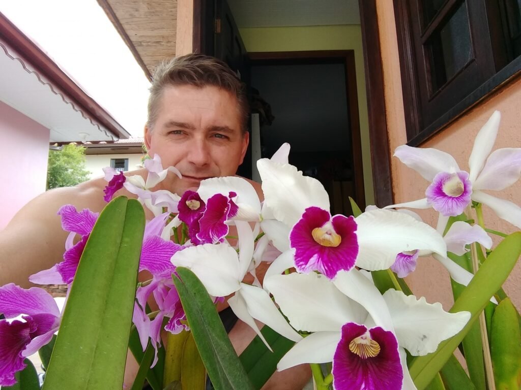 Alexandre Zorek, graduate in Business Administration, nutrition student, and postgraduate in Botany. A passionate lover of orchids, photography, and natural food — and father of Bianca and Beatriz — he shares trustworthy and practical knowledge about plants, fruits, teas, and vegetables.